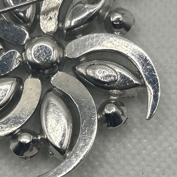 Vintage Signed Kramer Rhinestone Brooch Swirl Star MCM - Picture 3 of 4